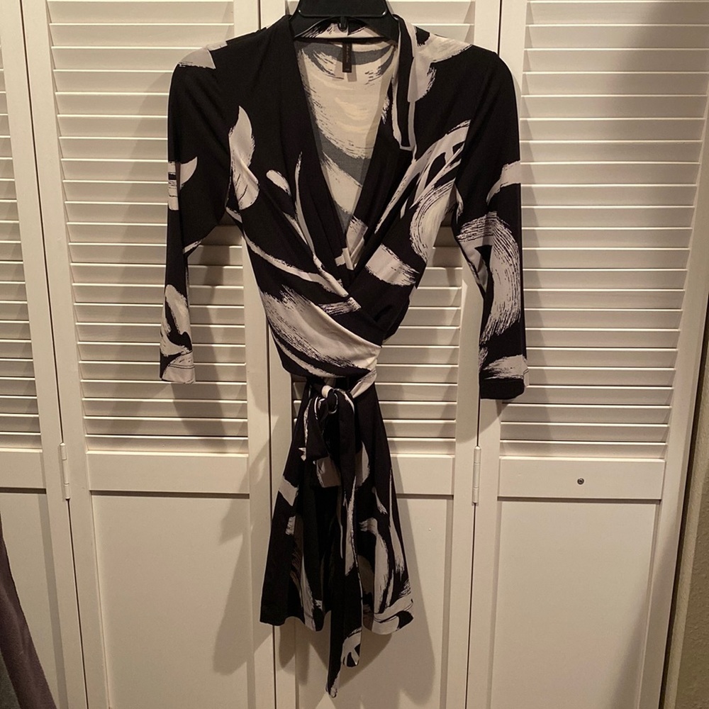 BCBGMAXAZRIA mini dress with 3/4 sleeves and self tie